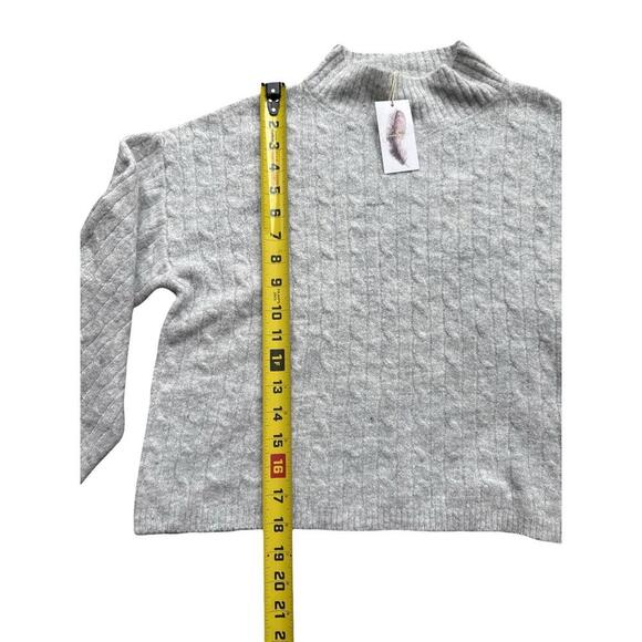 NWT Jessica Simpson Women’s Medium Cropped Gray Sweater Soft Pullover Knit - Picture 2 of 5